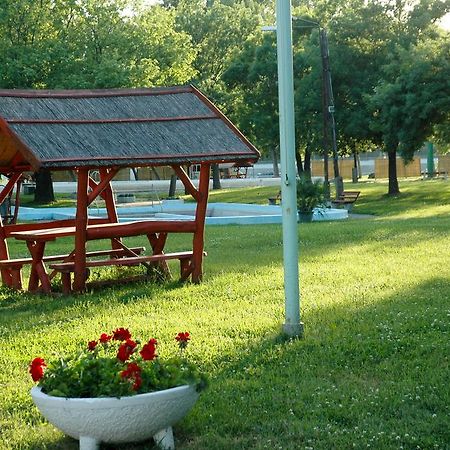 Szegedi Partfuerdo Kemping Es Apartman Exteriér fotografie